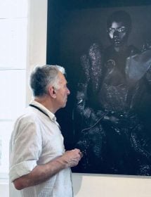 Le collectionneur Yvon Lambert devant un oeuvre photographique de Mary-Laëtitia Gerval (la faim de l’histoire -2012)